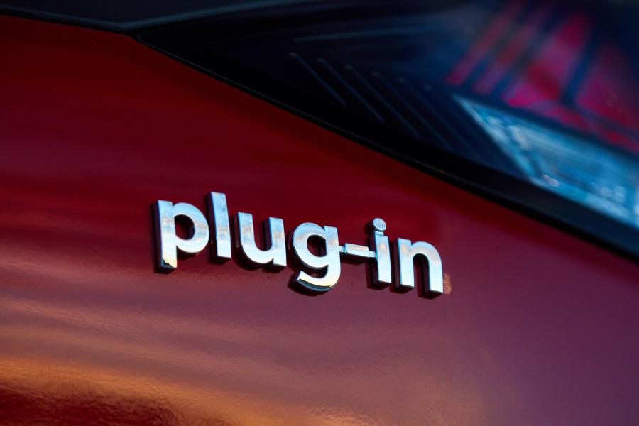 Логотип Hyundai IONIQ Plug-in Hybrid (AE) 2019 года  (AU) (фото 11 из 33)